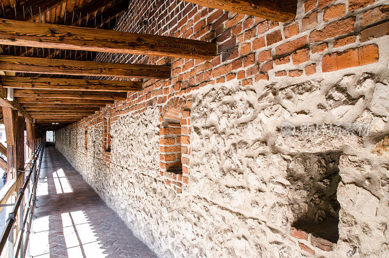 夏日，波兰克拉科夫圣弗洛里安大门的墙壁