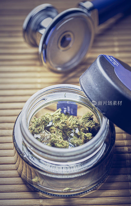 带听诊器的大麻:装在合法药房的玻璃罐中