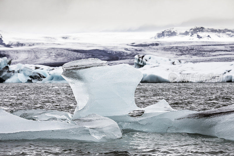 冰岛的Jokulsarlon礁湖冰山