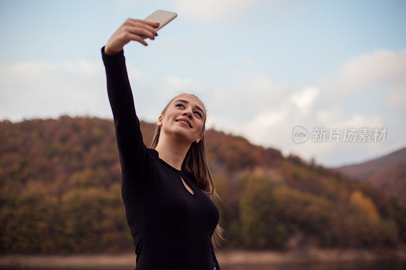 年轻女子在湖上自拍