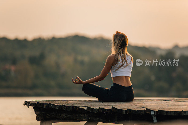 日落时分，在码头上沉思的女士