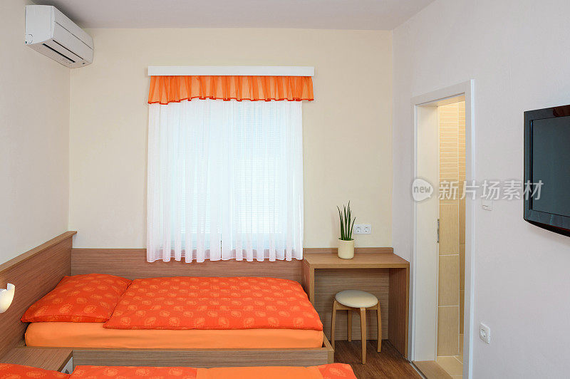 优雅的橙色卧室