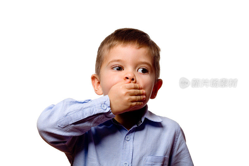 4岁的小男孩用手捂住嘴，眼睛直视前方。害怕，固执或害怕说太多。