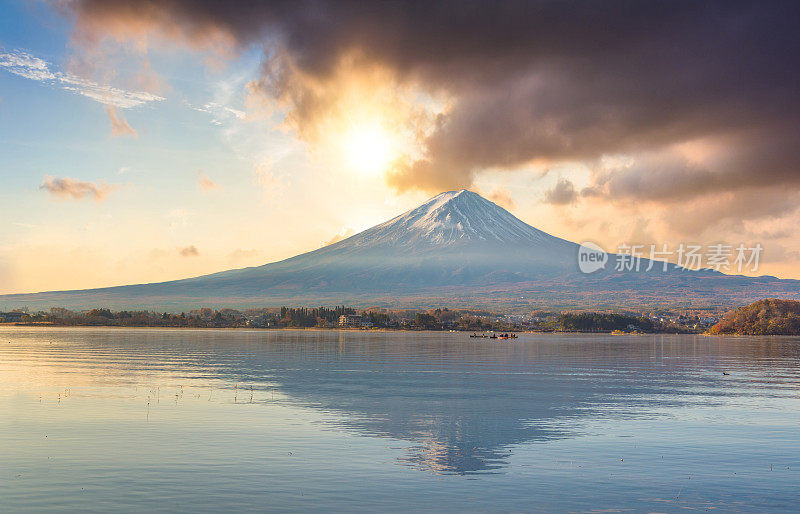 早晨的富士山和川口湖，秋季的富士山在山町。