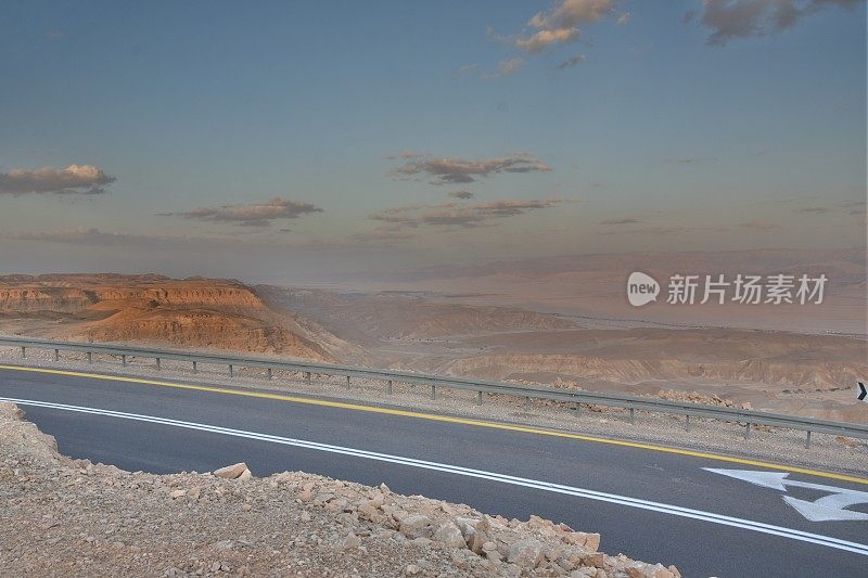 有安全栏杆的蜿蜒道路