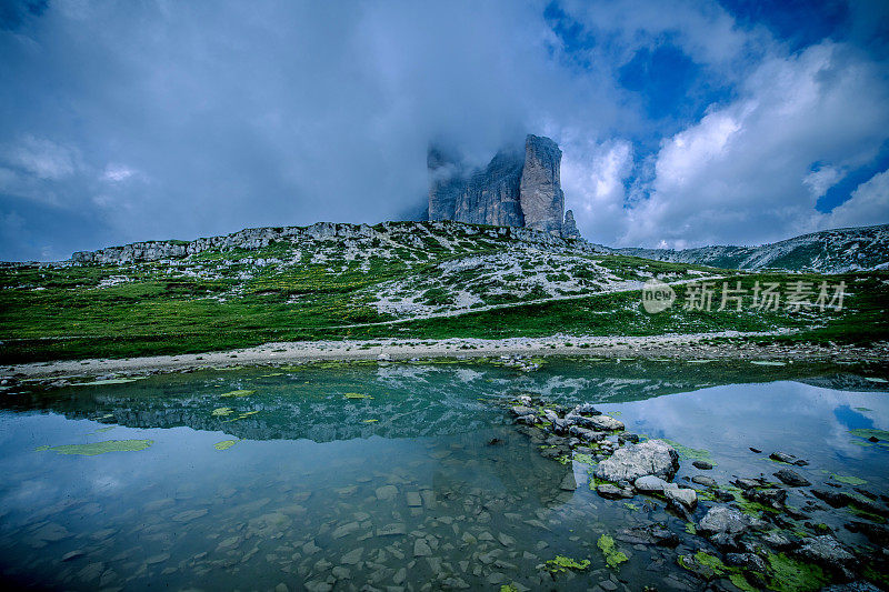 从小湖眺望拉瓦雷多国家公园，位于欧伦佐白云石，欧洲阿尔卑斯山，蒂罗尔，意大利