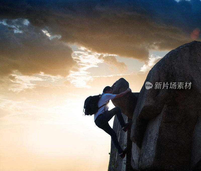 一个登上山顶的人