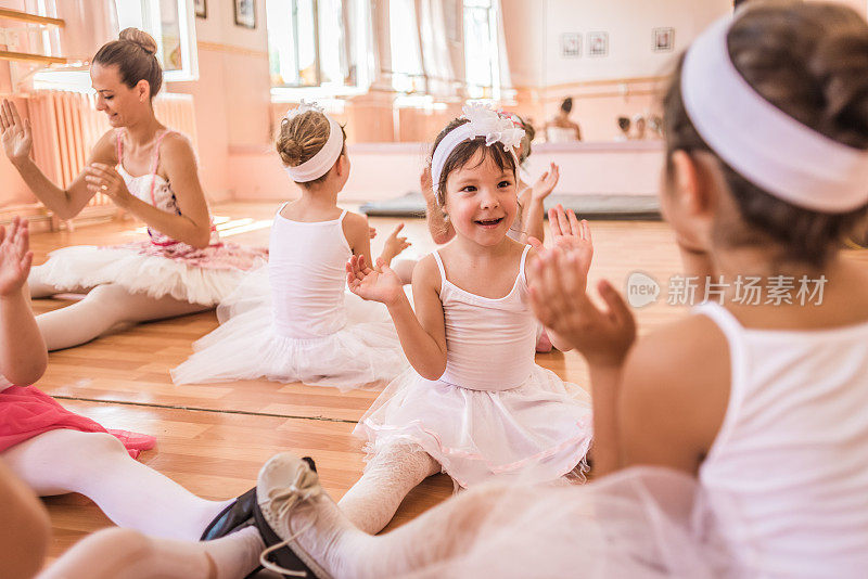 一群年轻的芭蕾舞演员正在练习