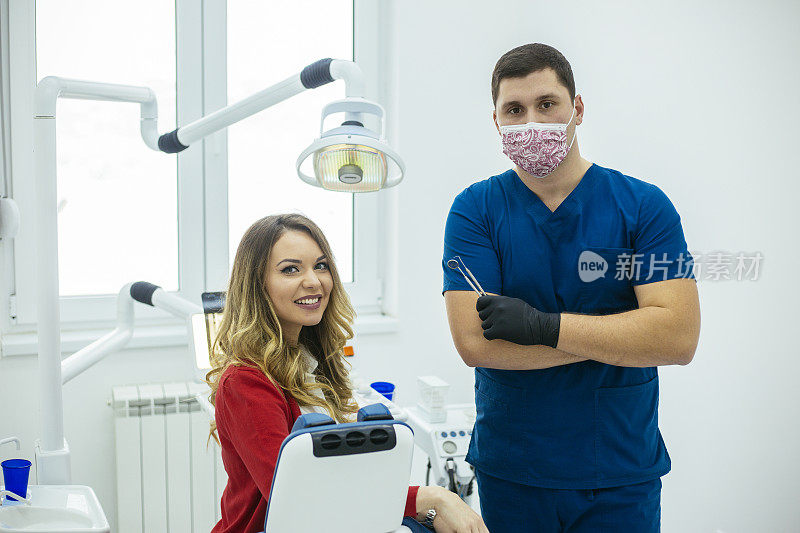成功的牙科治疗。幸福的病人。