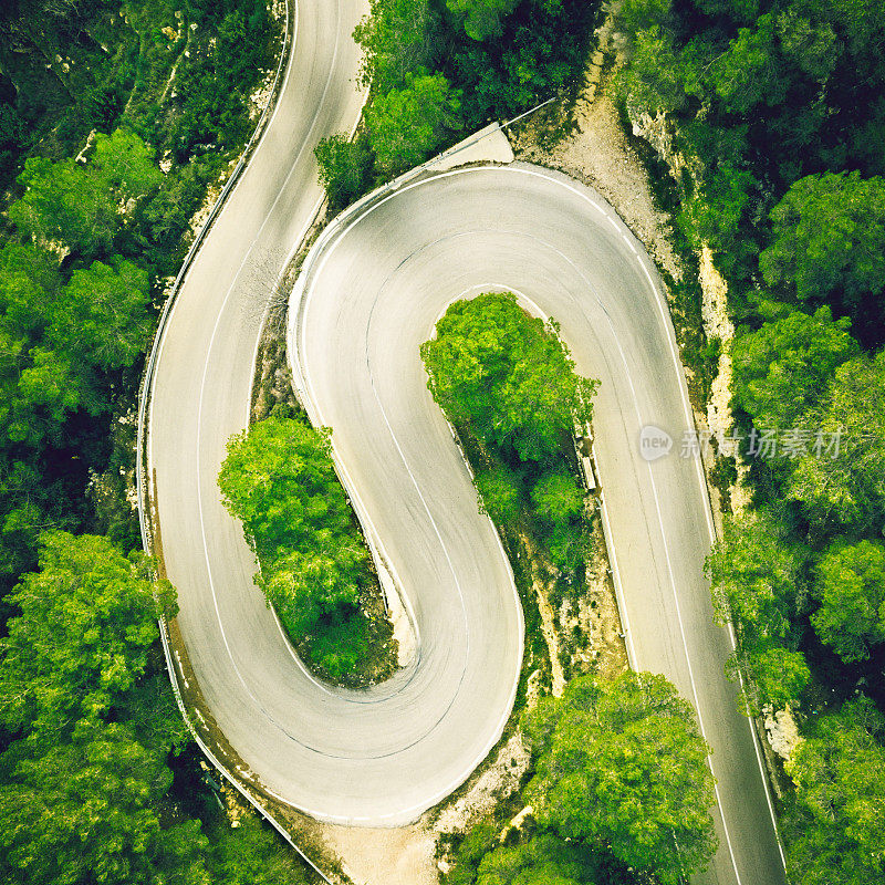 鸟瞰图的两车道蜿蜒的道路在森林