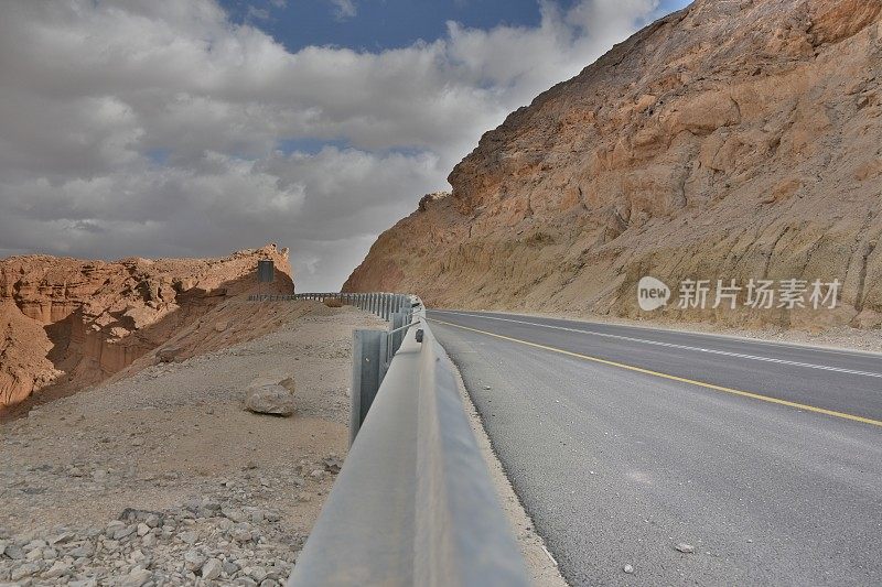 沙漠道路从地面看，HDR