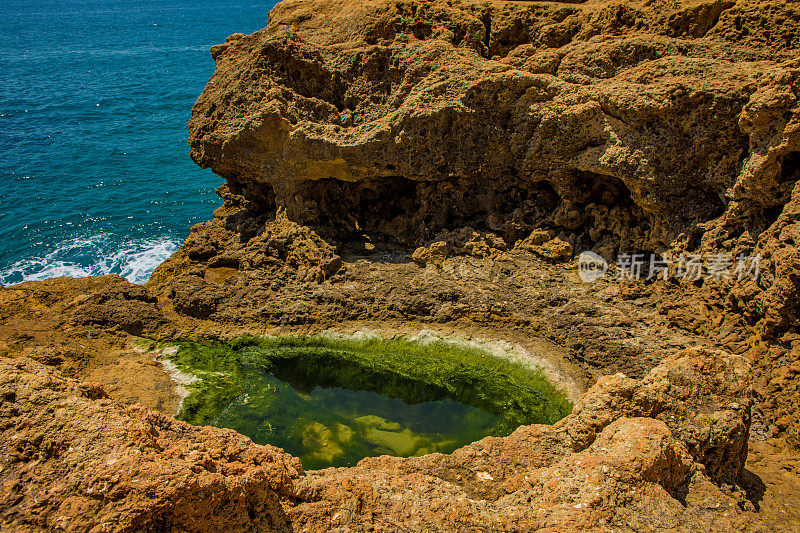 海滩和岩石在葡萄牙阿尔沃在夏末太阳的海景图像