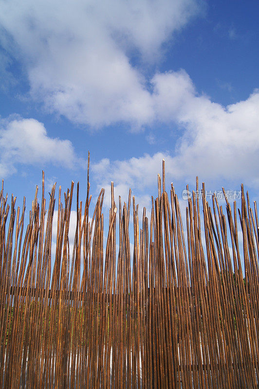 安全理念，防护，蓝天背景的竹矛栅栏