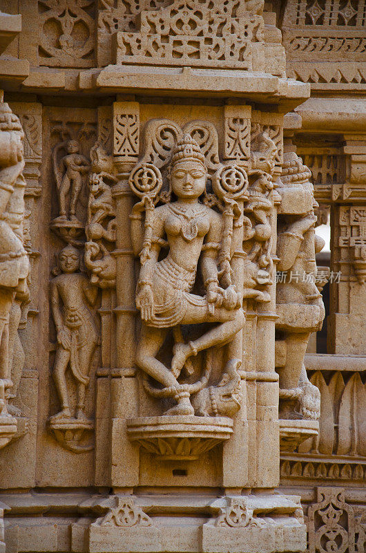 雕刻精美的神像，耆那教寺庙，坐落在要塞综合体，Jaisalmer，拉贾斯坦邦，印度。