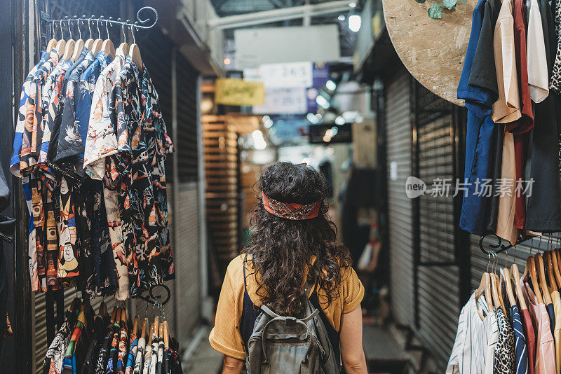 年轻女子在市场购物