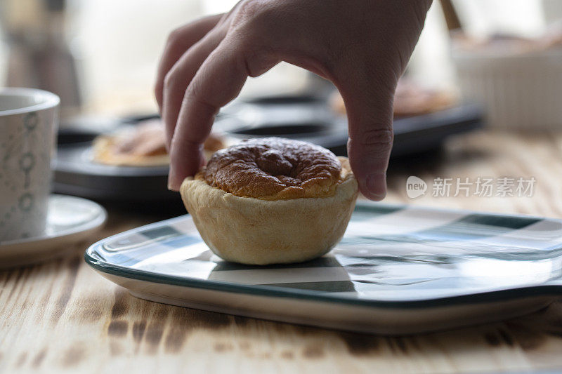 自制烘焙:蛋奶酥纸杯蛋糕和咖啡