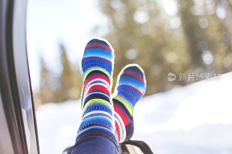 成熟的女性户外探险在西部科罗拉多山脉与记录下雪与脚出车窗