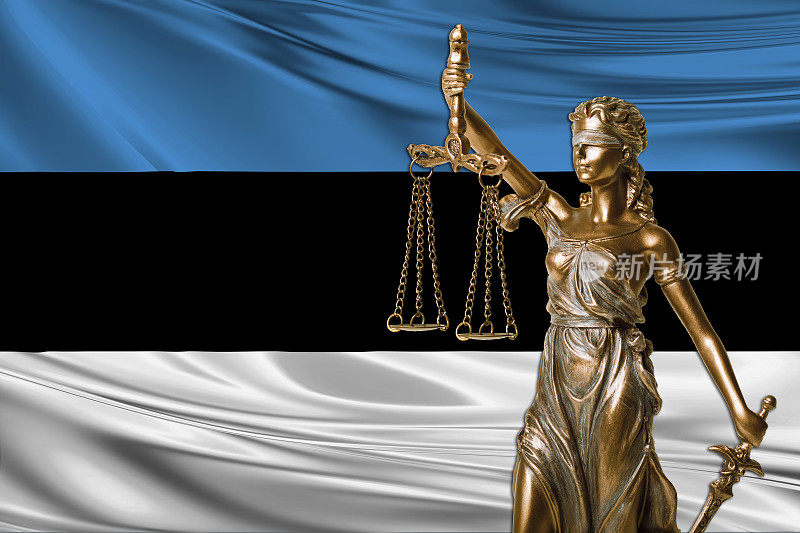 爱沙尼亚国旗前的正义雕像
