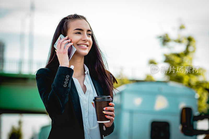 一位年轻的女商人正在讲电话