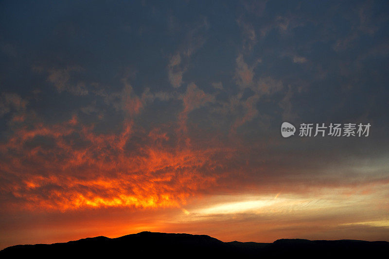 云彩景观与戏剧性的天空和山脉在日落希奥斯岛，希腊