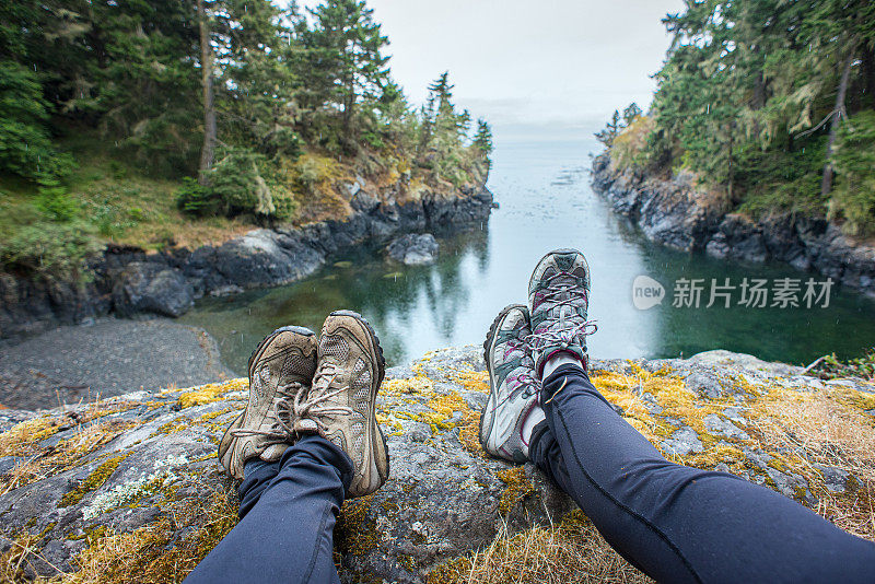 POV，女徒步者从悬崖欣赏幽静的海湾