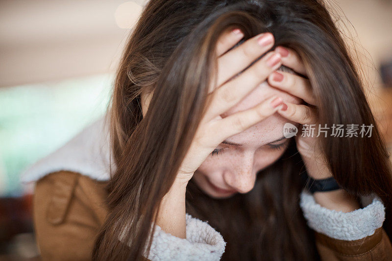 可爱的年轻女子疲惫、沮丧、悲伤或生病