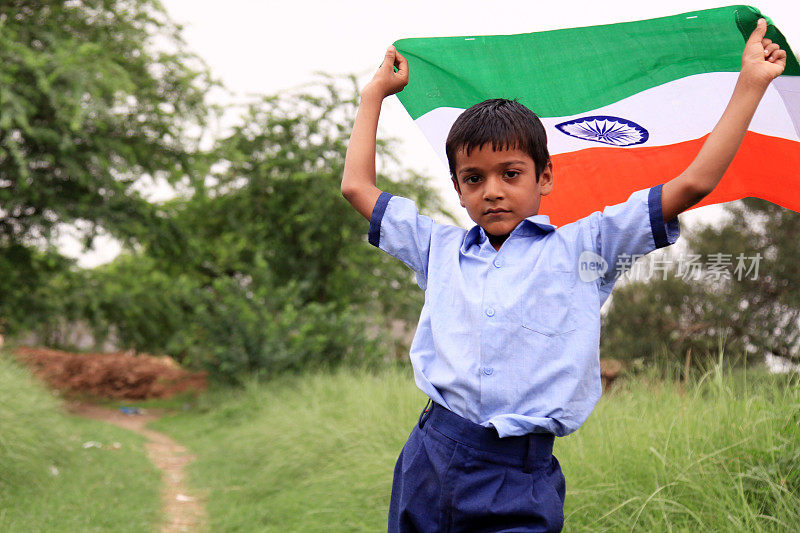 兴高采烈的小学生肖像与印度国旗