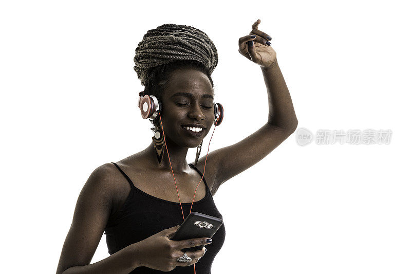 非洲裔年轻女子听着孤立的白色背景音乐