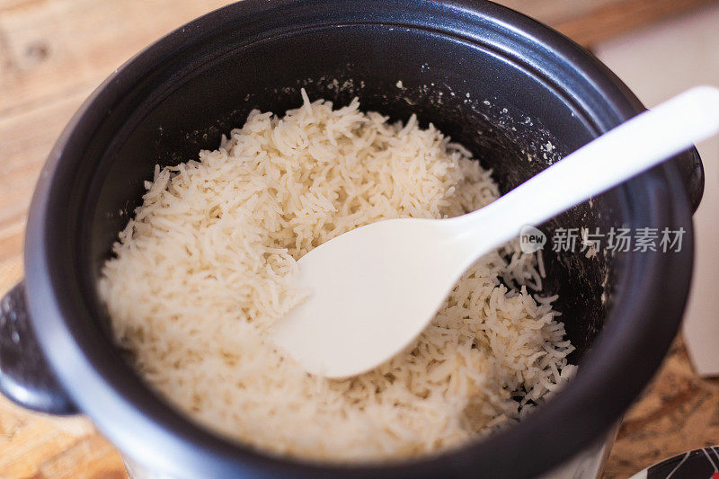 新鲜煮好的印度香米放在电饭锅里，特写