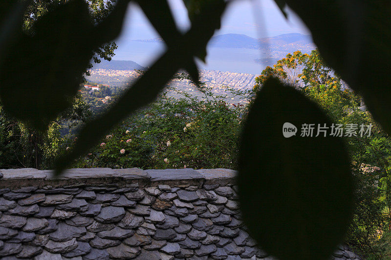 清晨，希腊Pelion，从Makrinitsa俯瞰Volos港