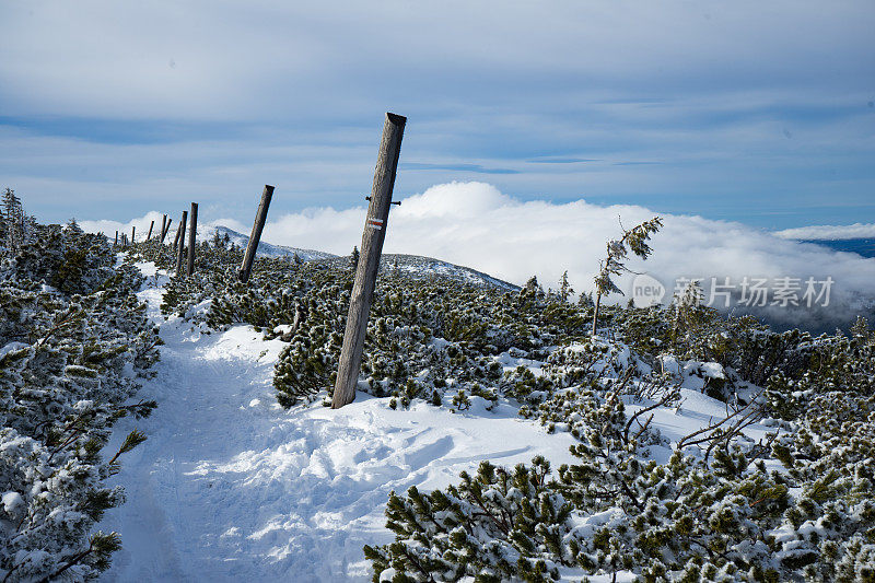 冬季仙境。的雪山风景