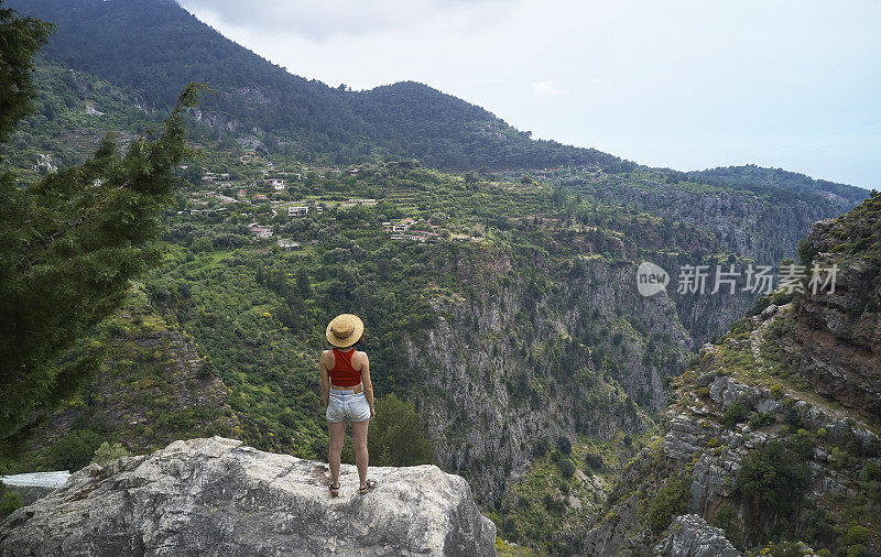 旅行者欣赏风景