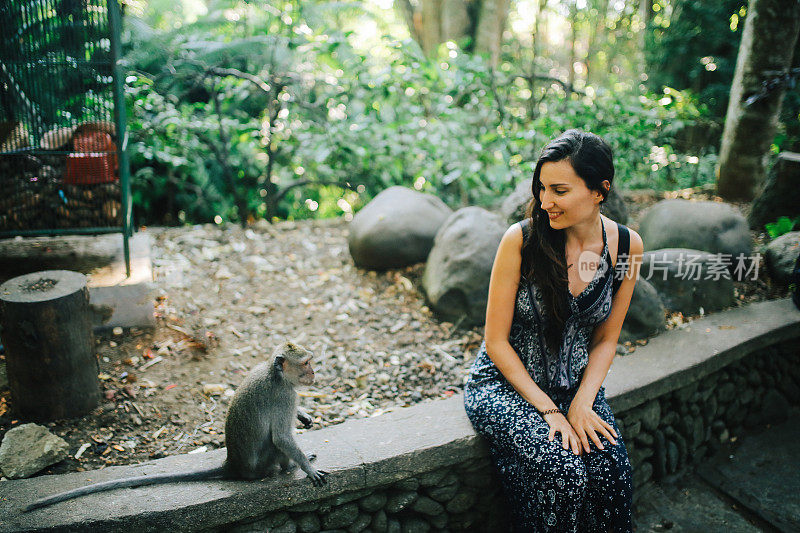 印尼巴厘岛乌布猴子森林的年轻女子