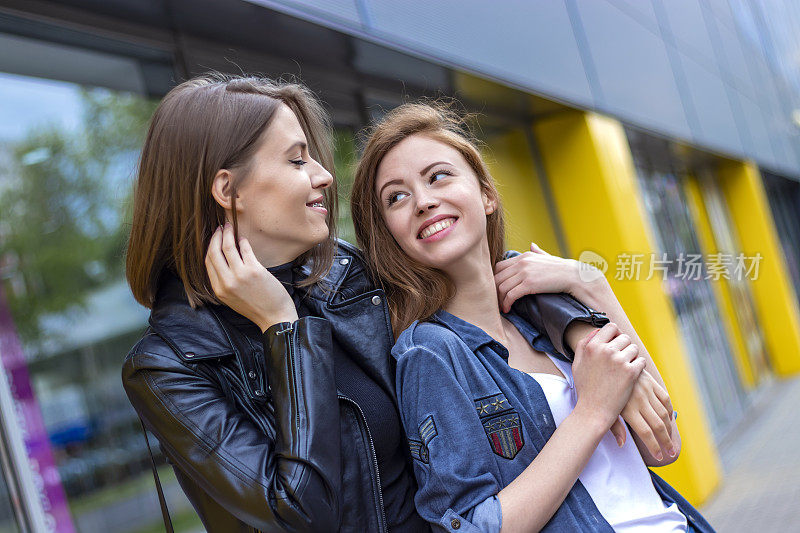 城市街道上的美丽女性朋友