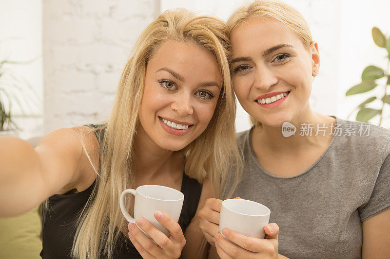 两个女性朋友在一起喝咖啡
