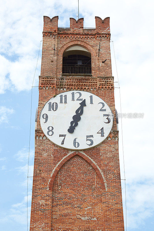 夏日里，意大利蒙多维的古老钟楼。