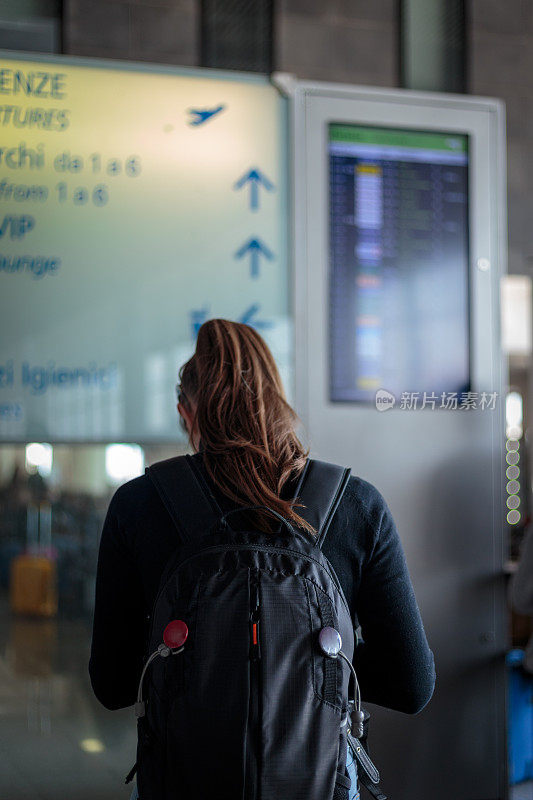 单身女性旅行者在机场候机厅等待她的航班