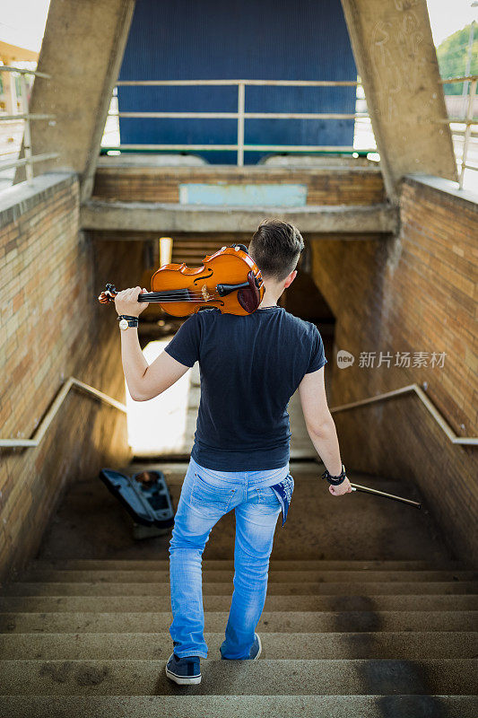 拉小提琴的街头音乐家