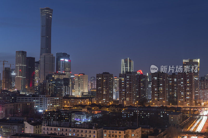 夜晚在北京中央商务区高楼林立的天际线上，中国城市的景观