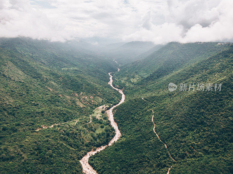 鸟瞰图里约热内卢Magdalena跑过丛林山谷