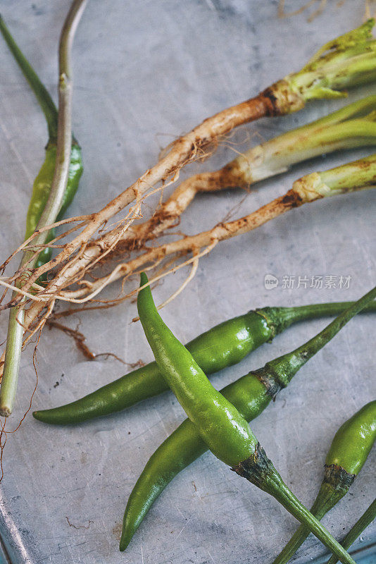 新鲜的泰国香菜和青椒