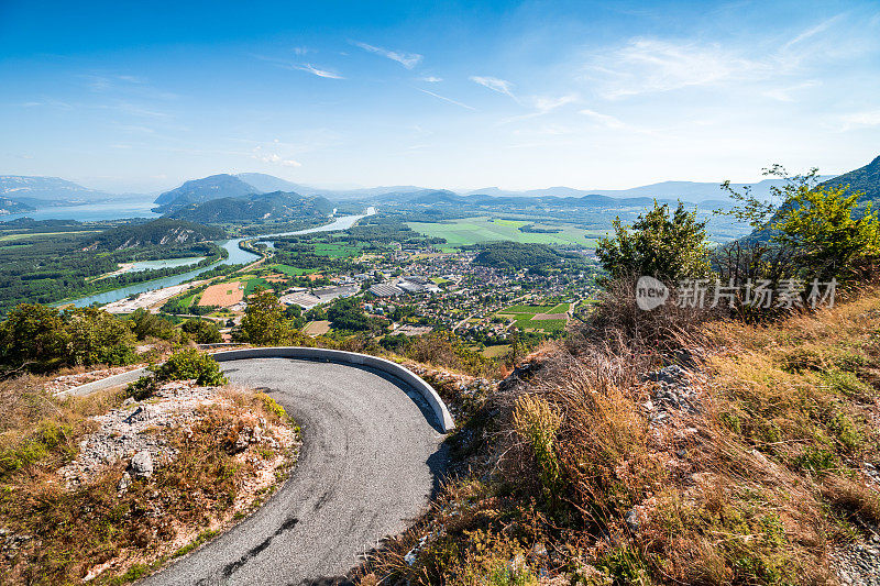 从大哥伦比亚山顶弯曲的山路特写，法国风景中部的艾因省的Bugey山，库洛斯小镇，罗纳河和著名的布尔热湖在夏天