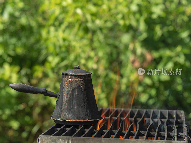 咖啡壶在明火上煮