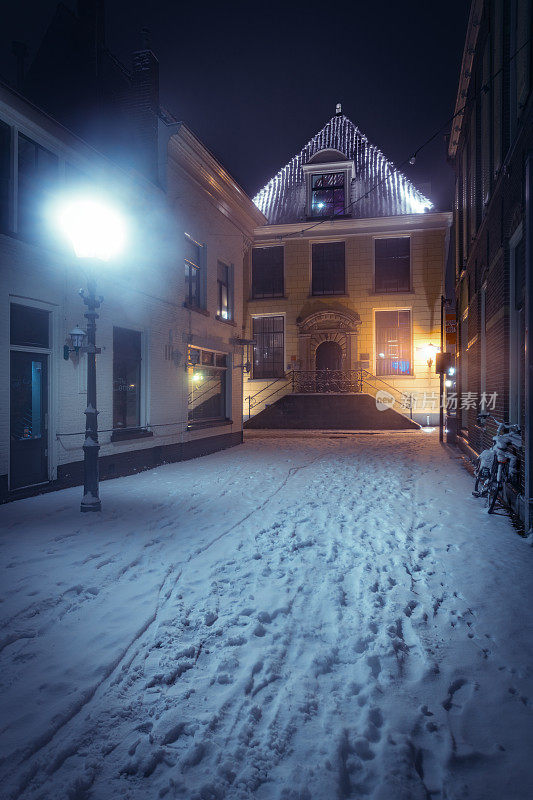 冬季夜晚的街景在汉萨同盟城市坎彭在Overijssel，荷兰