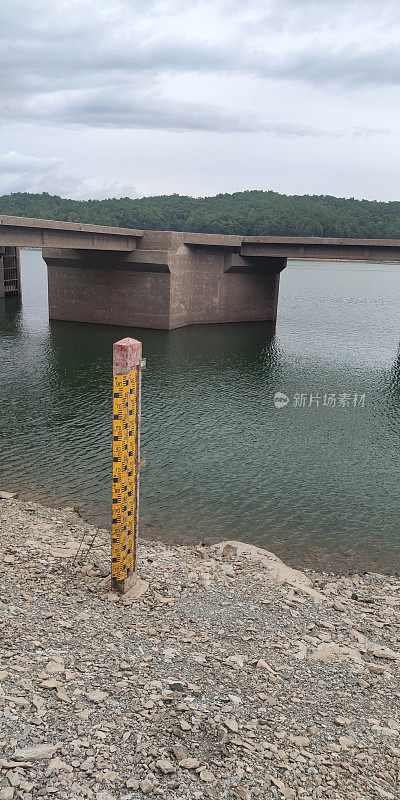 水位计或权杖水位计显示在大坝的水量的水表。水位测量。