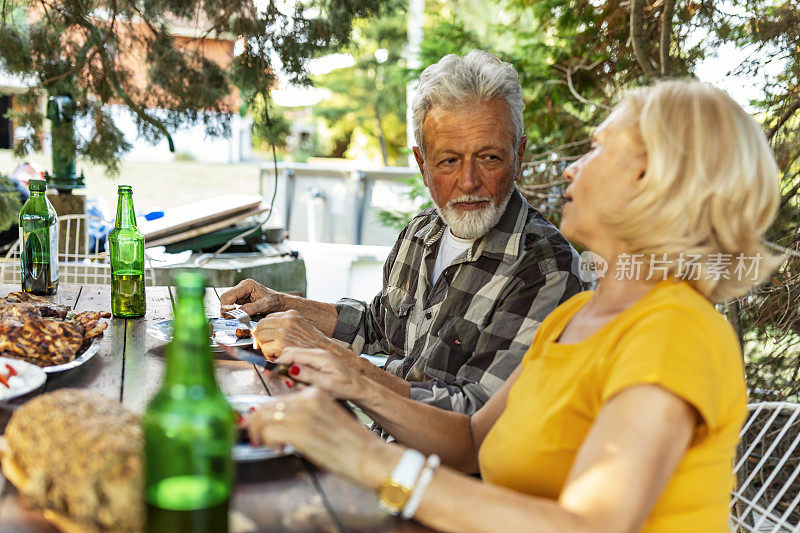 一对老年夫妇在户外吃午餐