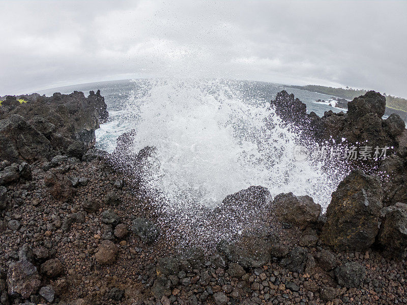 夏威夷毛伊岛，岩石嶙峋的海岸线，海浪拍打着悬崖