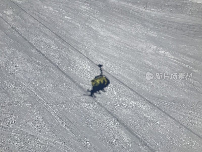 滑雪缆车在雪地上的影子，从滑雪缆车上看，寒假