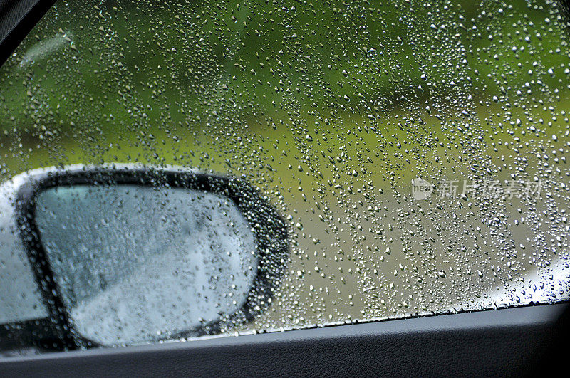 大雨时，水珠落在车窗玻璃上