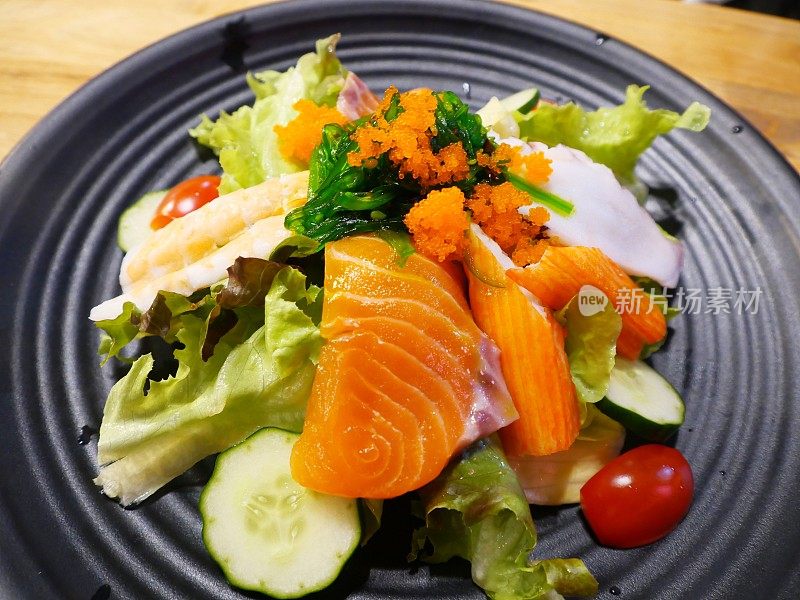 生鱼片三文鱼沙拉配蔬菜与日本食物